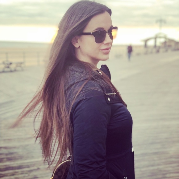 Meet your Posher, Maria - Picture 2 of 2